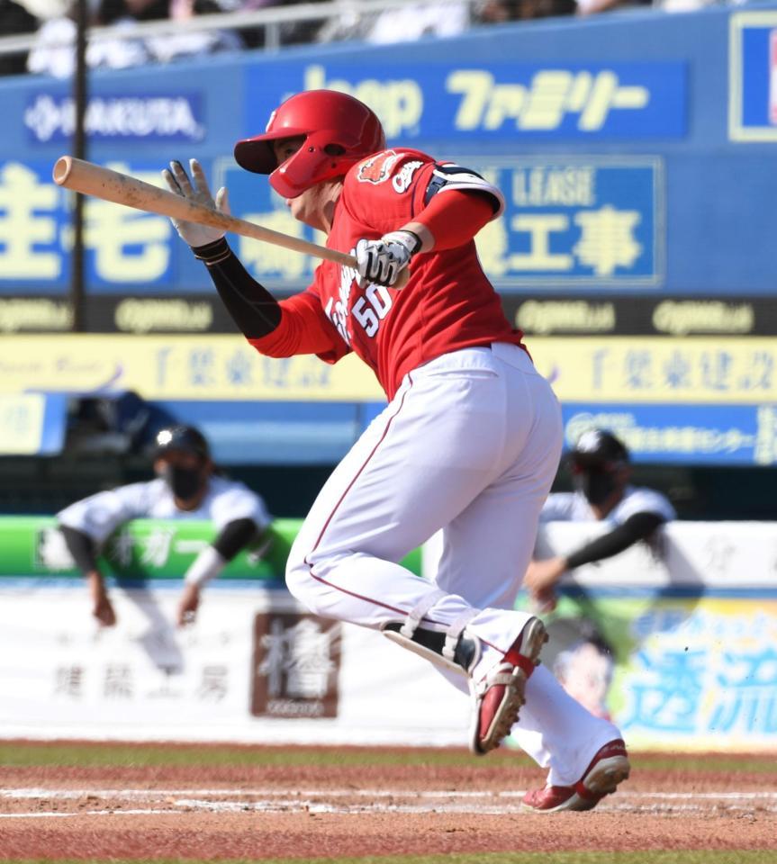 ７回、中村健は左翼線に適時二塁打を放つ（撮影・佐藤厚）