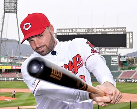 マツダスタジアムをバックにスイングを披露する広島新入団のマクブルーム（撮影・立川洋一郎）