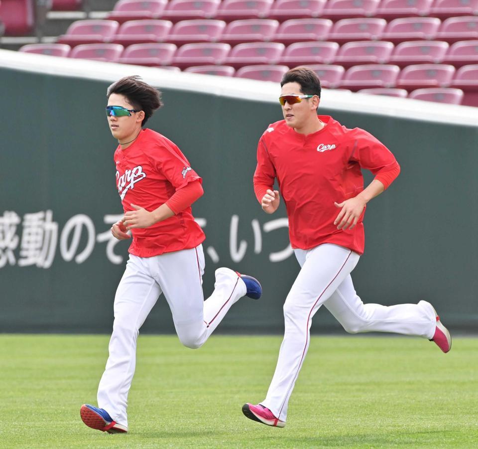 並んで走り込みをする遠藤（右）と小林（撮影・立川洋一郎）