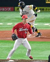 　７回、ガルビス（奥）を遊ゴロ併殺に仕留める黒原