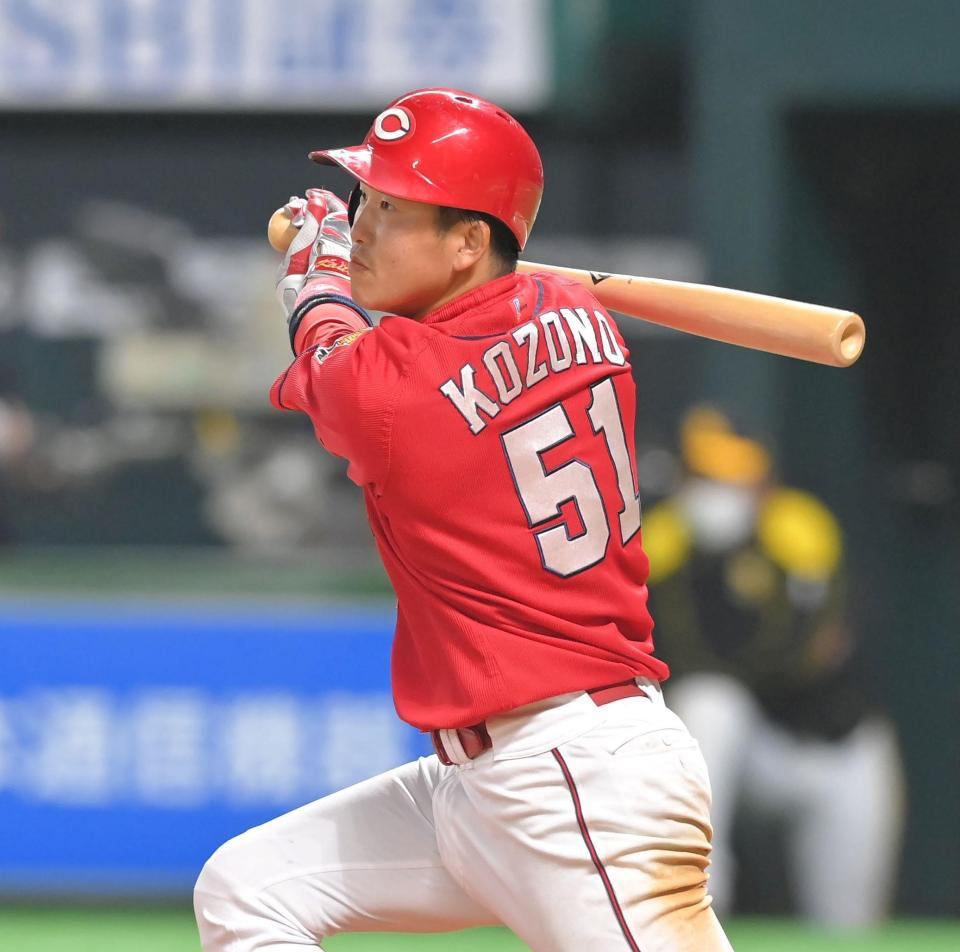 　５回、左前打を放つ小園（撮影・高部洋祐）