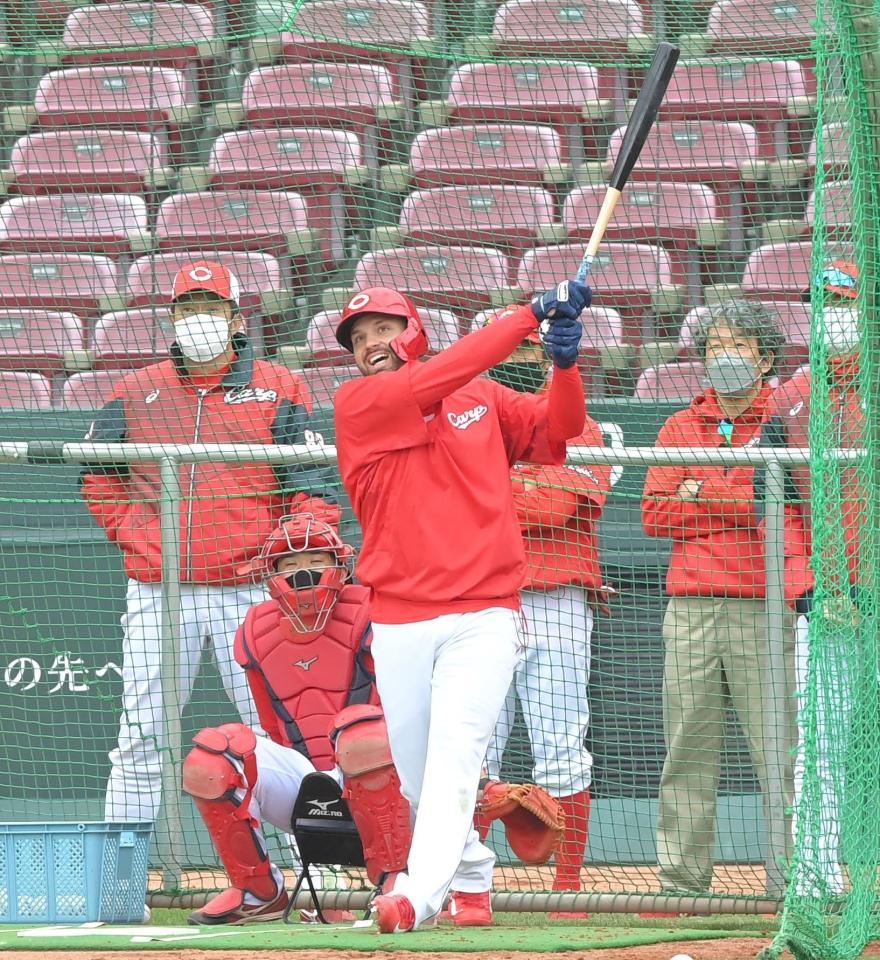 マツダスタジアム 公式戦初日 練習球 - 野球