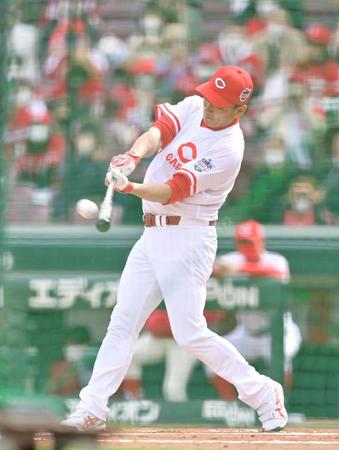 　ホームラン競争に参加して打球を飛ばす金本知憲氏（撮影・立川洋一郎）