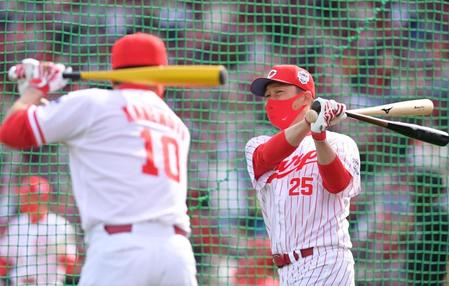 　ホームラン競争前に素振りをする新井貴浩。左は金本知憲（撮影・立川洋一郎）