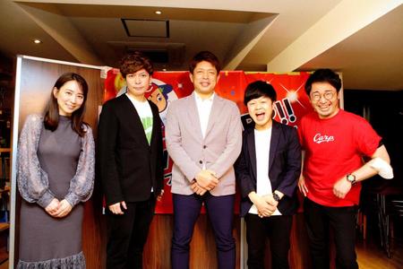 イベント出演者（左から）司会・山田幸美さん、桝本壮志さん、石原慶幸氏、広島出身のお笑いコンビ・ヴェートーベンの２人