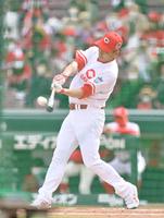 　ホームラン競争に参加して打球を飛ばす金本知憲氏（撮影・立川洋一郎）