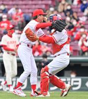 　１回表を投げ終えて捕手・達川光男氏（右）と抱擁する大野豊氏（撮影・立川洋一郎）