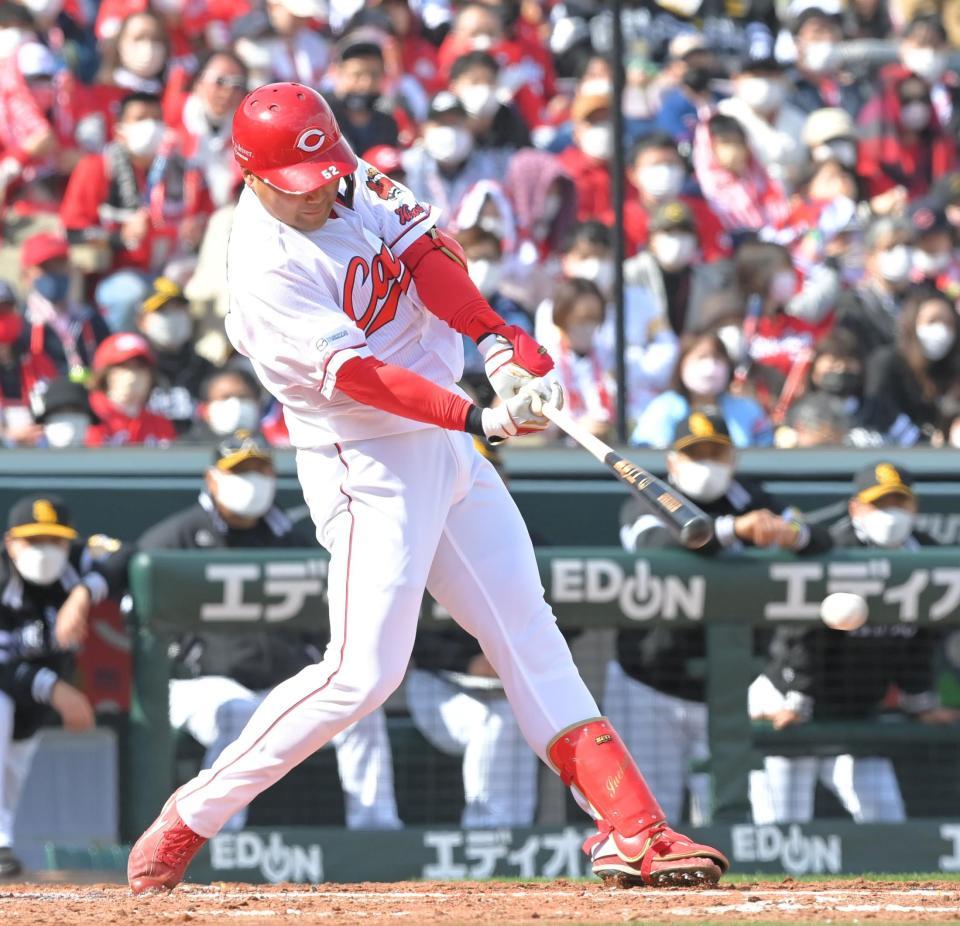 ２回、二塁打を放つ末包（撮影・高部洋祐）