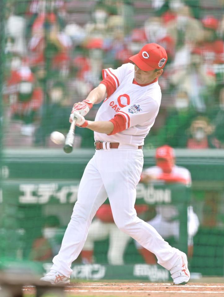 　ホームラン競争に参加して打球を飛ばす金本知憲氏（撮影・立川洋一郎）