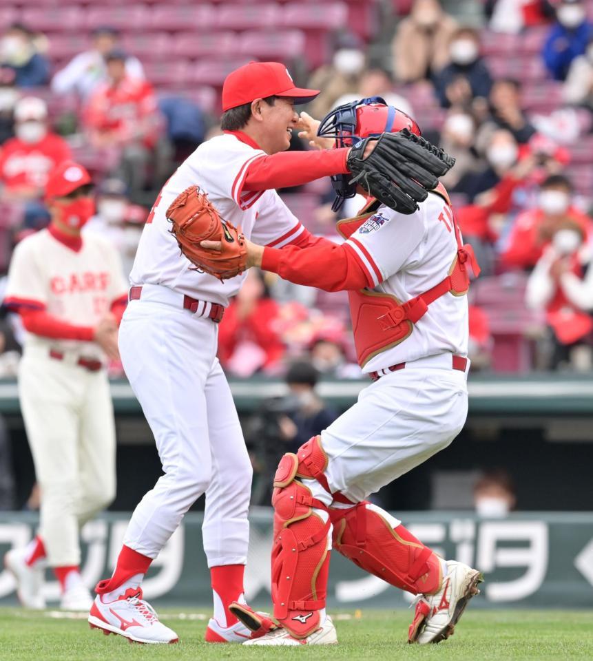 　１回表を投げ終えて捕手・達川光男氏（右）と抱擁する大野豊氏（撮影・立川洋一郎）