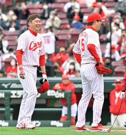 　レジェンド対決を終えて笑顔を見せる新井貴浩氏（左）と黒田博樹氏（撮影・立川洋一郎）