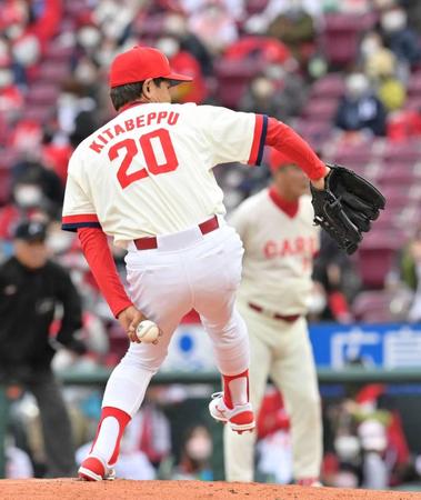 　北別府学氏のユニホームを着て投球する大野豊氏