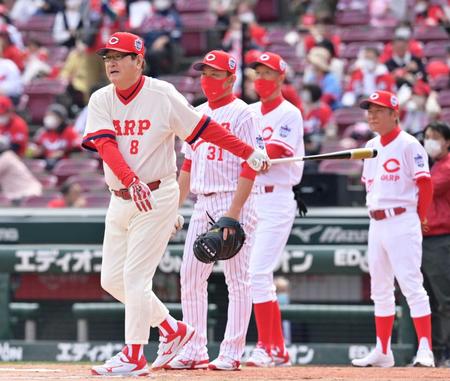 　選手にノックをする山本浩二氏