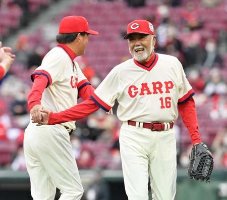 　登板を終えて笑顔でベンチへ戻る安仁屋宗八氏