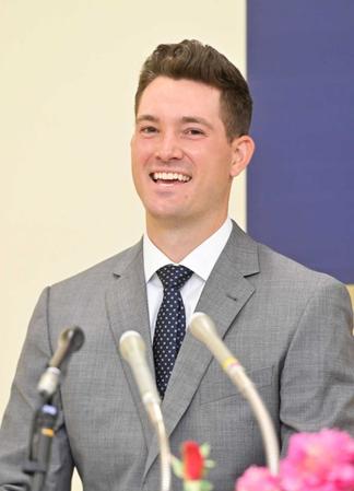 　会見するアンダーソン