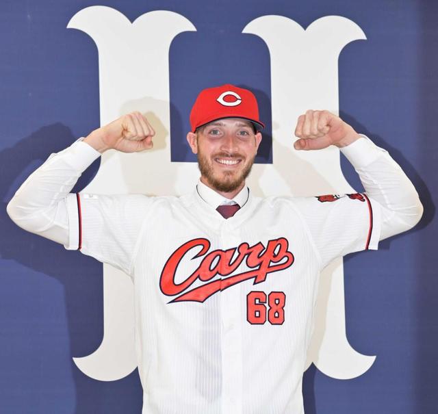 広島新外国人ターリー 最速159キロと明かす 赤グラブに「No excuse」