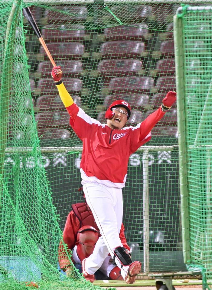 　フリー打撃で快音を響かせる松山（撮影・立川洋一郎）