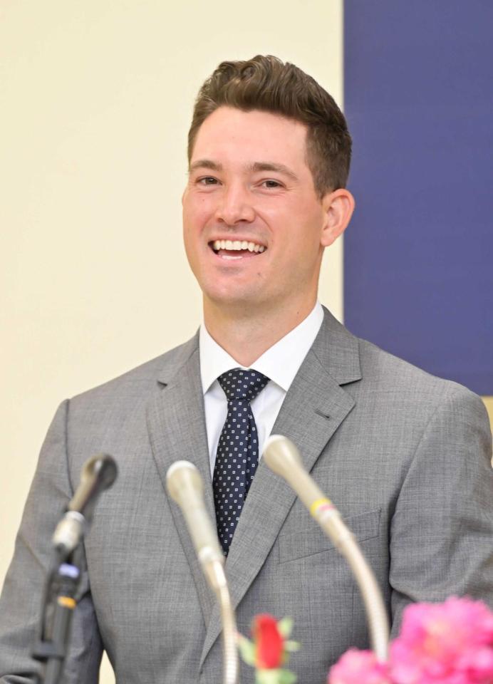 　会見するアンダーソン