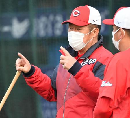 広島・朝山東洋打撃コーチ（右）と話す佐々岡真司監督＝横浜スタジアム（撮影・佐々木彰尚）