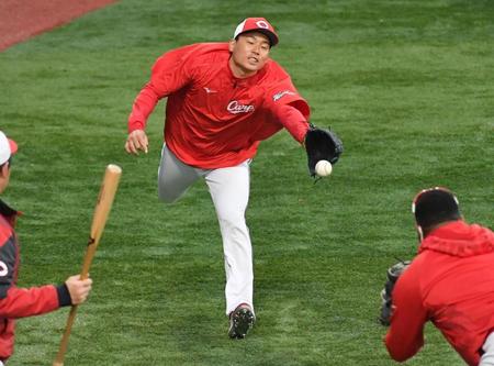 グラブトスをする栗林（撮影・佐々木彰尚）