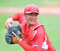 　捕手のスローイング練習をする坂倉（撮影・立川洋一郎）