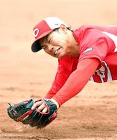 　三塁の守備に就きノックの打球に食らいつく坂倉