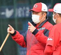 広島・朝山東洋打撃コーチ（右）と話す佐々岡真司監督＝横浜スタジアム（撮影・佐々木彰尚）