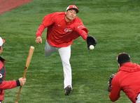 グラブトスをする栗林（撮影・佐々木彰尚）