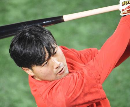 　打撃練習をする末包（撮影・佐々木彰尚）