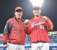 　佐々岡監督（左）から祝福されるプロ入り初打席初安打初打点の末包（撮影・佐々木彰尚）