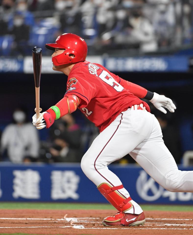 　２回、末包は左前に適時打を放ち、プロ入り初打席初安打初打点とする（撮影・佐々木彰尚）