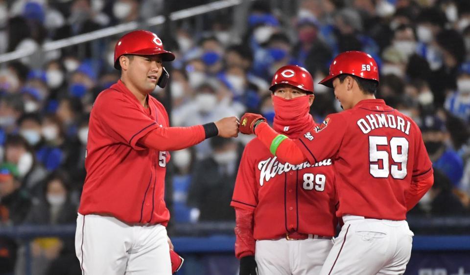 　６回、中前打を放ち３安打。大盛（右）と交代する末包（撮影・佐々木彰尚）