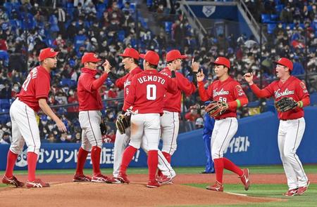 　開幕戦に勝利し喜ぶ（左から）中崎、田中、西川、上本ら広島ナイン　