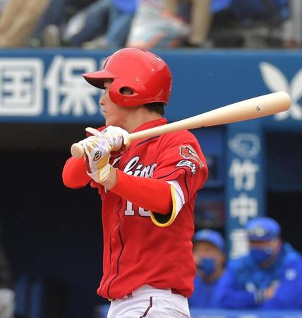 　４回、森下は右翼線に２点適時二塁打を放つ（撮影・佐々木彰尚）