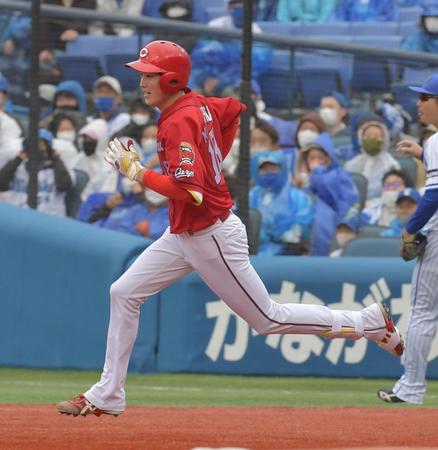 　４回、右翼線打を放ち二塁を目指す森下。２点二塁打となる（撮影・佐々木彰尚）