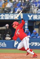 　５回、上本は２点適時打を放つ（撮影・佐々木彰尚）