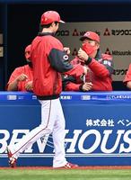 　３回、小園の右犠飛で生還した三走森下（左）を迎える佐々岡監督