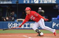 　１回、松山は左前に適時打を放つ（撮影・佐々木彰尚）