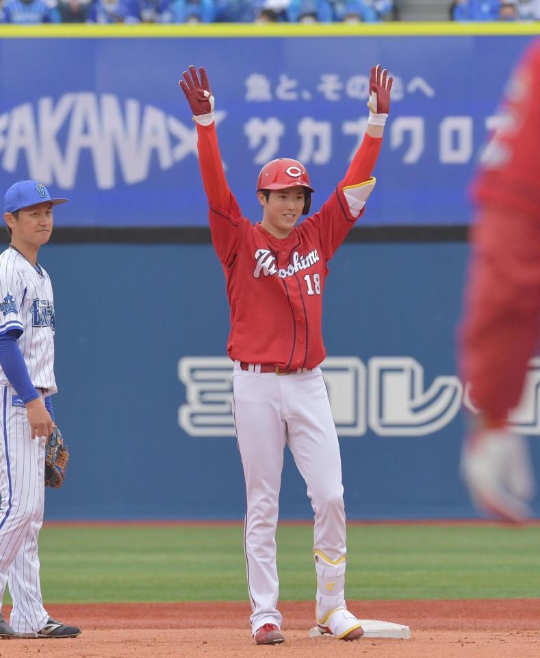 　４回、右翼線に２点適時二塁打を放ち、両手を挙げて喜ぶ森下（撮影・佐々木彰尚）