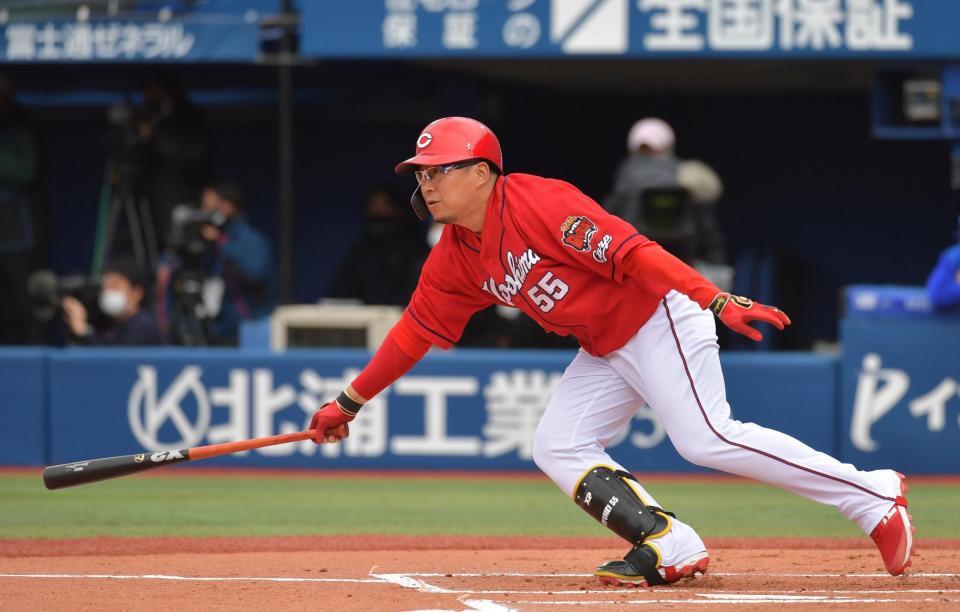 　１回、松山は左前に適時打を放つ（撮影・佐々木彰尚）