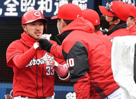 　５回、ソロを放ちベンチ前でナインに出迎えられる菊池涼（撮影・佐々木彰尚）