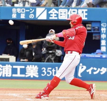 　５回、菊池涼は左越えソロを放つ（撮影・佐々木彰尚）