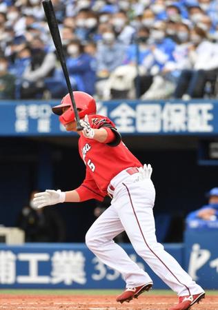 　５回、代打・長野は中前に適時打を放つ（撮影・佐々木彰尚）