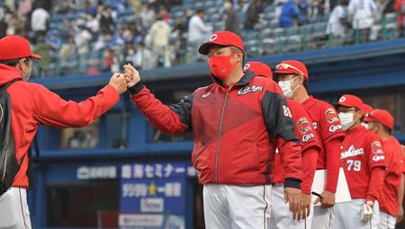 　３連勝。ブルペン組を出迎える佐々岡監督（撮影・佐々木彰尚）