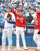 　５回、左前に適時打を放ちこの日３安打。拳を突き上げる森下（撮影・佐々木彰尚）