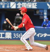 　５回、森下は適時打を放つ（撮影・佐々木彰尚）