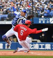 　５回、西川の右越え打で長野が生還（撮影・佐々木彰尚）