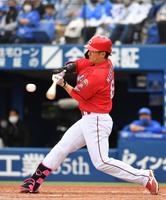 　５回、西川は右越えに適時二塁打を放つ（撮影・佐々木彰尚）