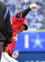 　９回、中越えに逆転となる３点三塁打を放ち、こぶしを握る西川（撮影・佐々木彰尚）