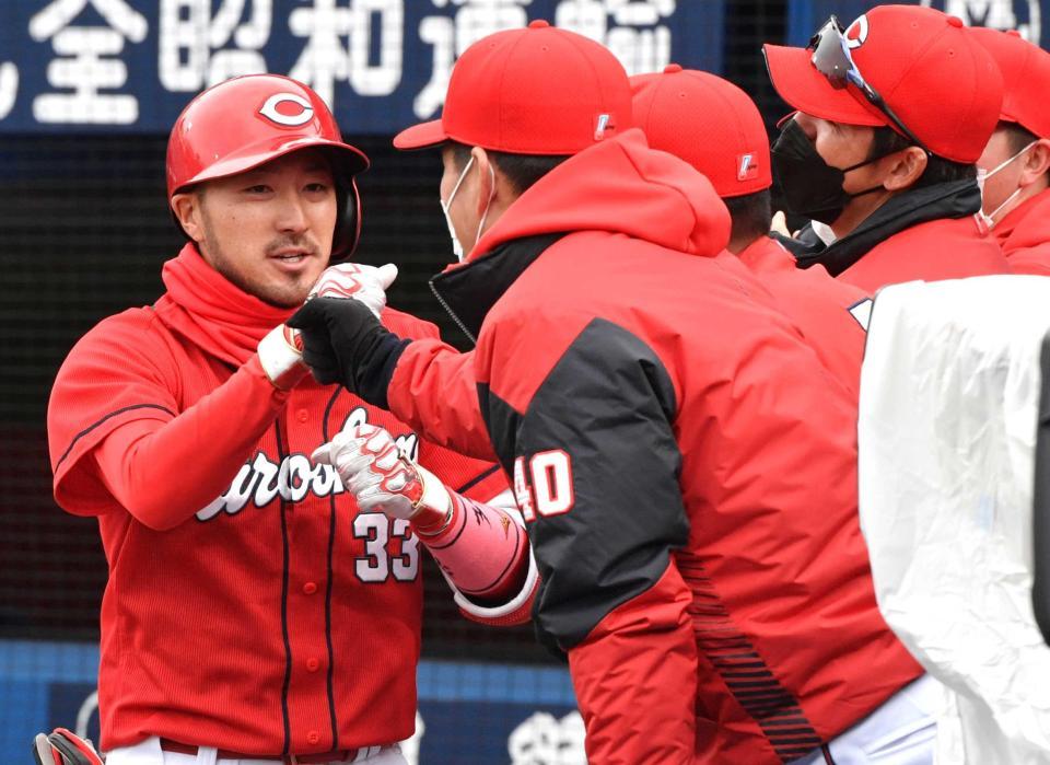 　５回、ソロを放ちベンチ前でナインに出迎えられる菊池涼（撮影・佐々木彰尚）